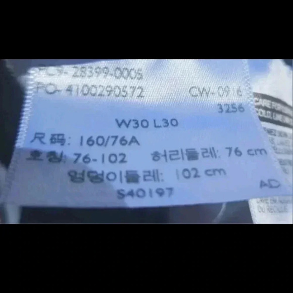 LEVI STRAUSS Women's Slimming Skinny Mid Rise Size 30 Jeans Dark Wash Raw Hem - Picture 4 of 6